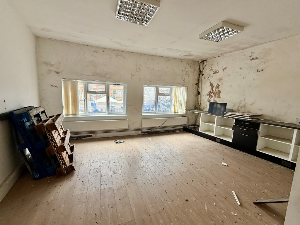 Lot: 70 - SUBSTANTIAL VACANT COMMERCIAL PREMISES WITH POTENTIAL - Room eight